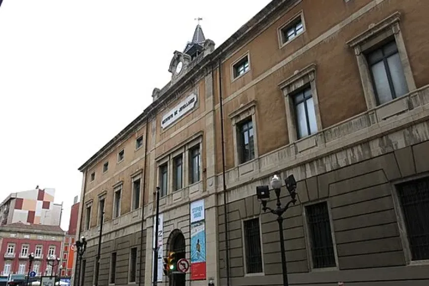 Centro Cultura Antiguo Instituto Jovellanos | © Enric, CC BY-SA 4.0, via Wikimedia Commons Centro Cultura Antiguo Instituto Jovellanos | © Enric, CC BY-SA 4.0, via Wikimedia Commons